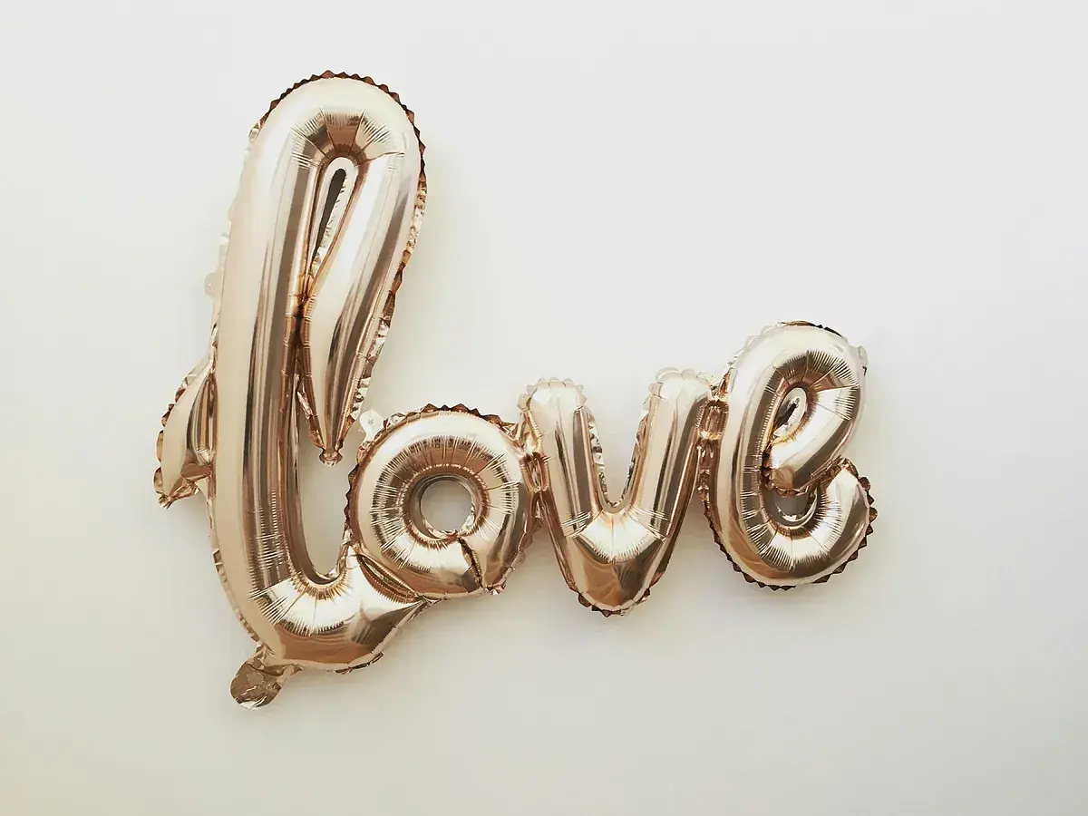 Globos dorados forman la palabra "LOVE", un símbolo de frases amor.