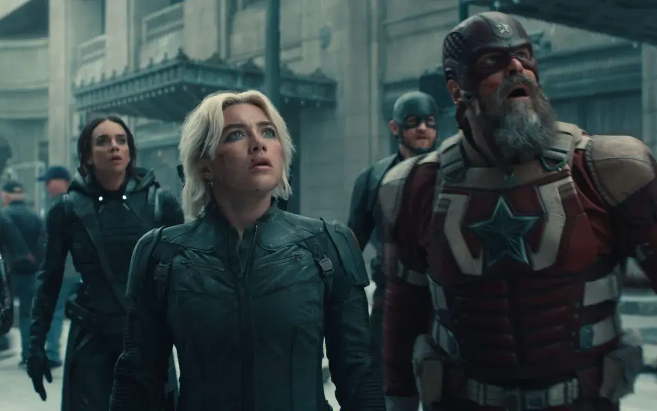 Yelena Belova, Red Guardian och andra kämpar i avengers ordning, redo för strid.