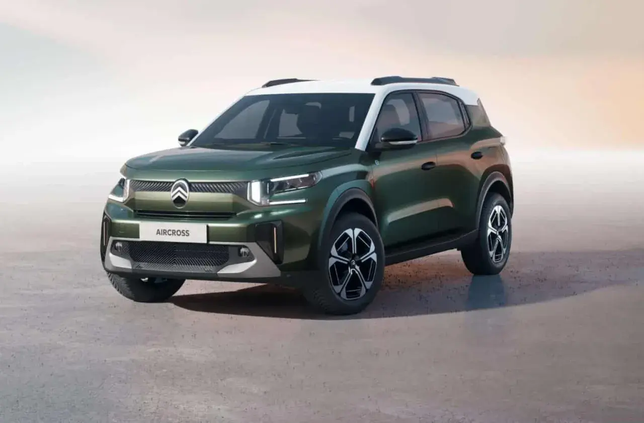 Zielony Citroën Aircross z białym dachem, stojący na szarym podłożu.