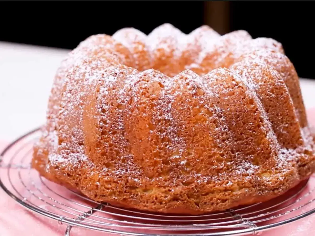 Gâteau moelleux saupoudré de sucre glace, parfait pour une recette mascarpone gourmande.