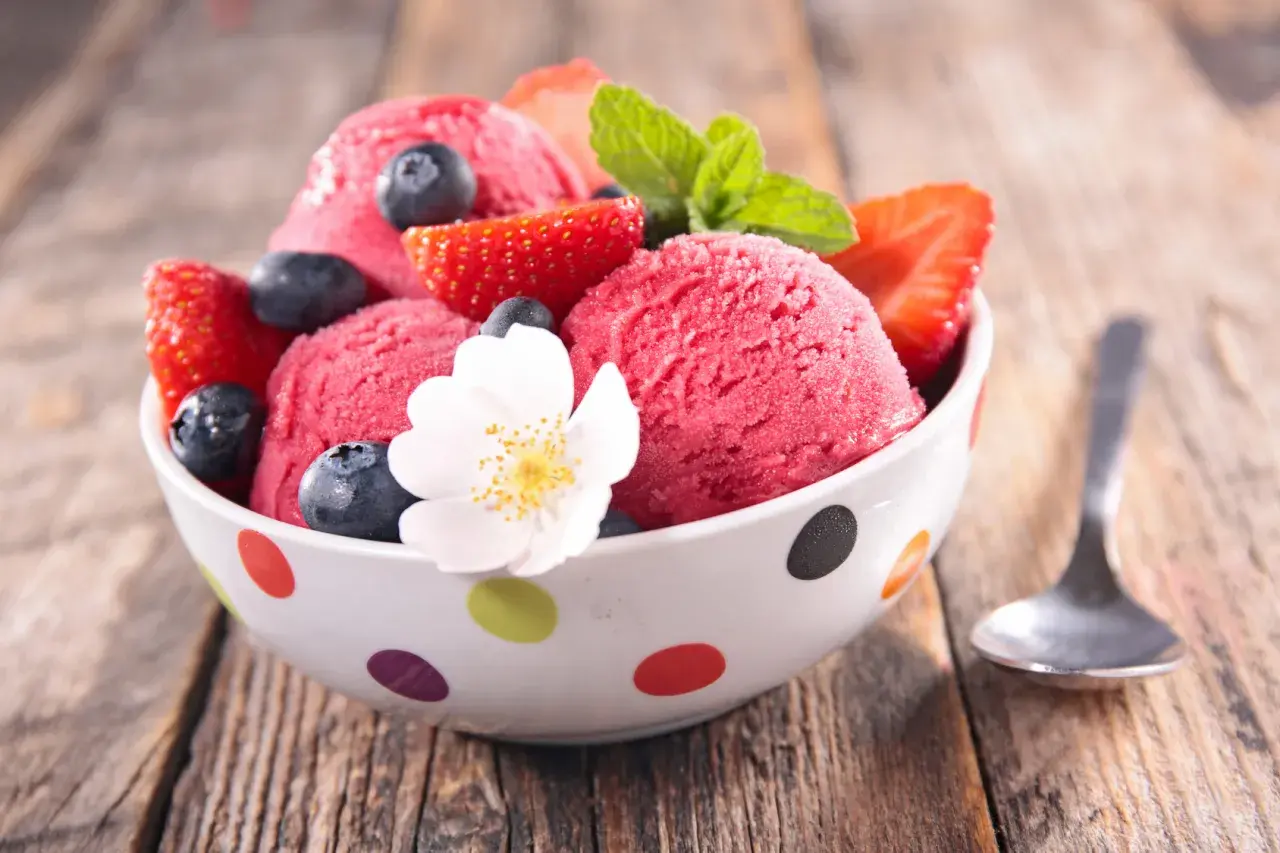 Un delizioso gelato alla fragola con mirtilli e fragole fresche, una gioia per tutti, anche per i celiaci.