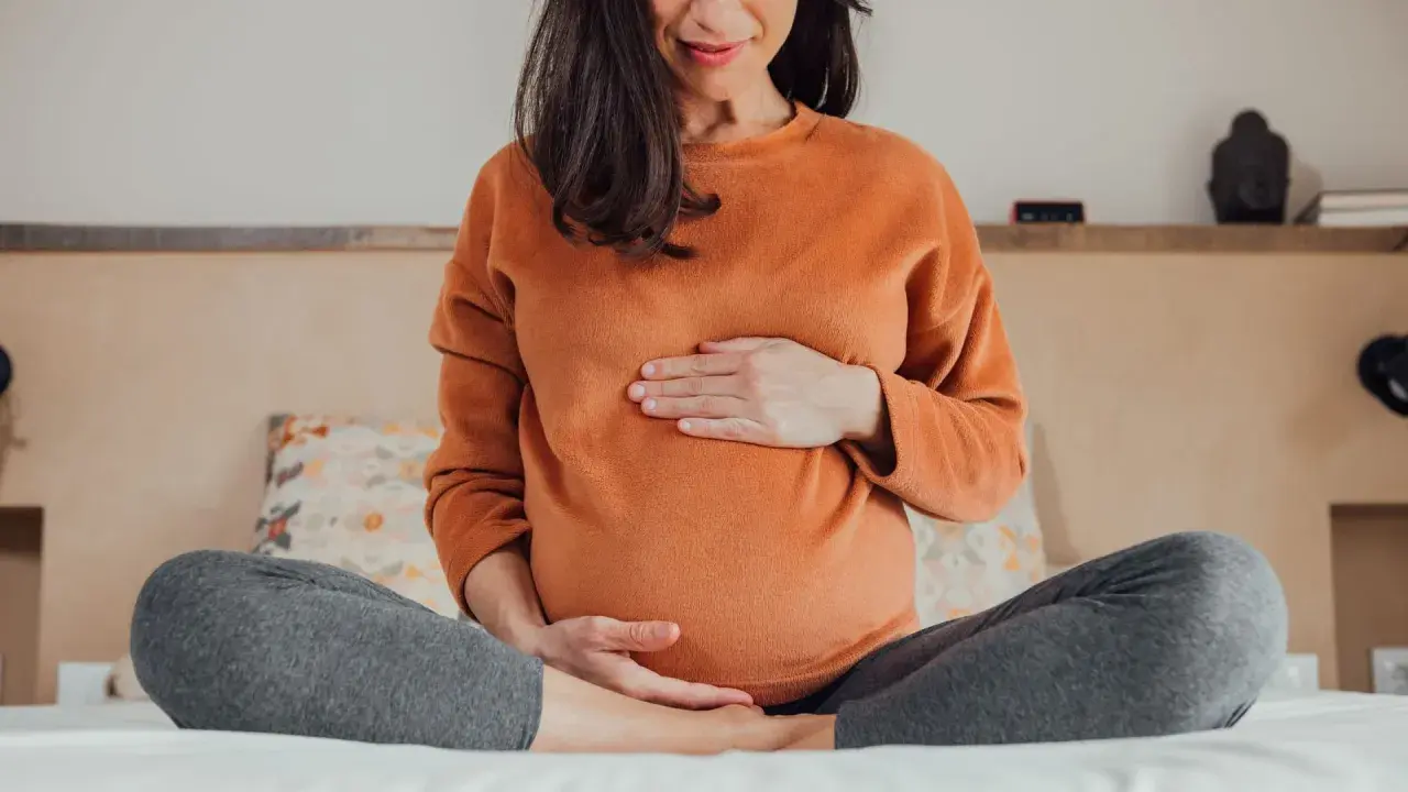 Schwangere Frau hält ihren Bauch. Wichtige Nährstoffe wie Vitamin A sind für die Schwangerschaft essenziell.