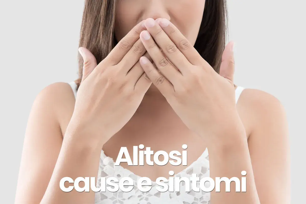 Mani coprono la bocca, suggerendo imbarazzo per l'alito pesante. Testo: "Alitosi cause e sintomi".