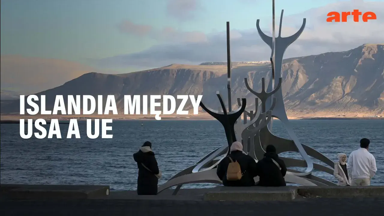 Islandia, choć geograficznie blisko Europy, ma złożone relacje z UE. Widok na rzeźbę i góry.