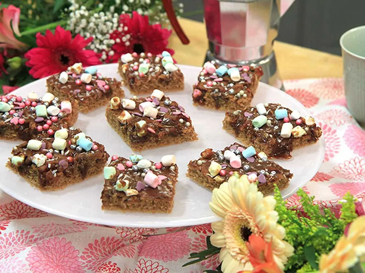 Små chokladkakor med färgglada marshmallows och strössel, perfekta att baka med marshmallows.