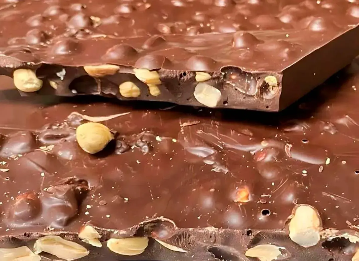 Tableta de chocolate con frutos secos, un placer que te transporta a Zaragoza.