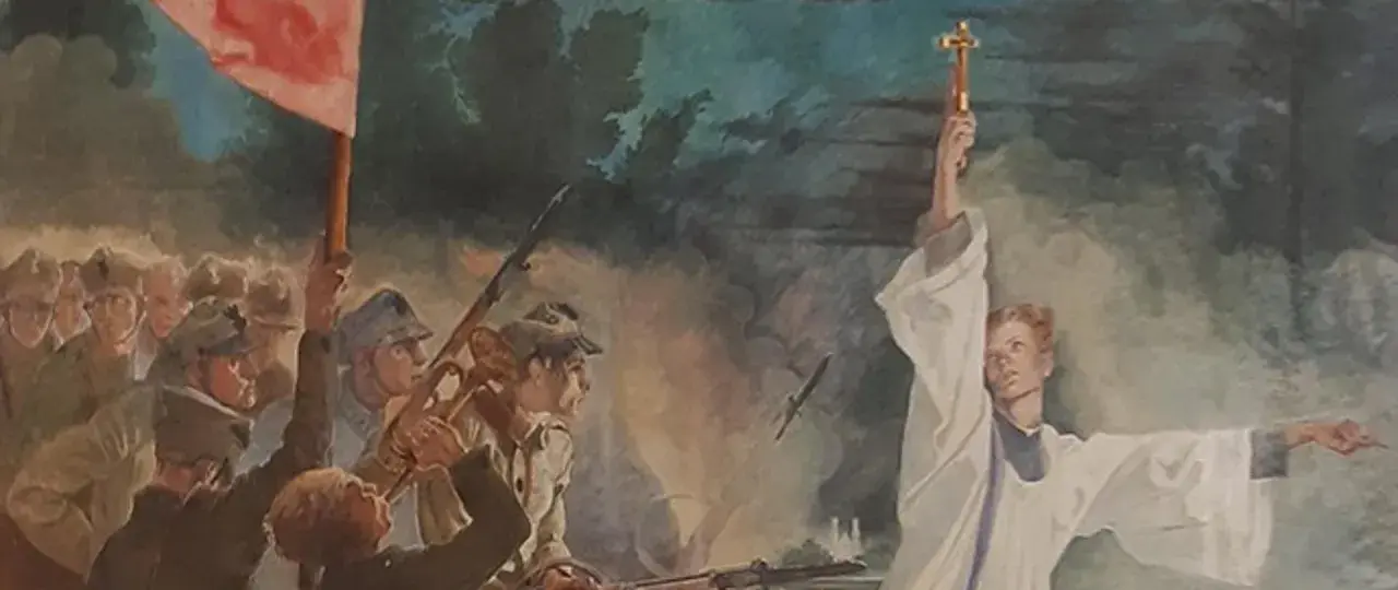 Żołnierze z karabinami i czerwonym sztandarem, a obok nich kapłan z krzyżem wzniesionym w górę. Scena przypomina cud nad Wisłą.