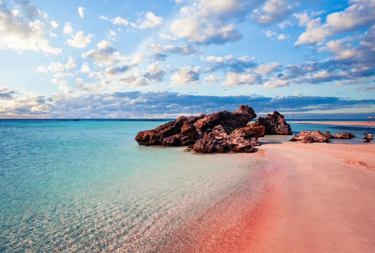 Traumhafter rosa Sandstrand mit türkisfarbenem Wasser und Felsen. Ein Muss, was man auf Kreta gesehen haben muss!