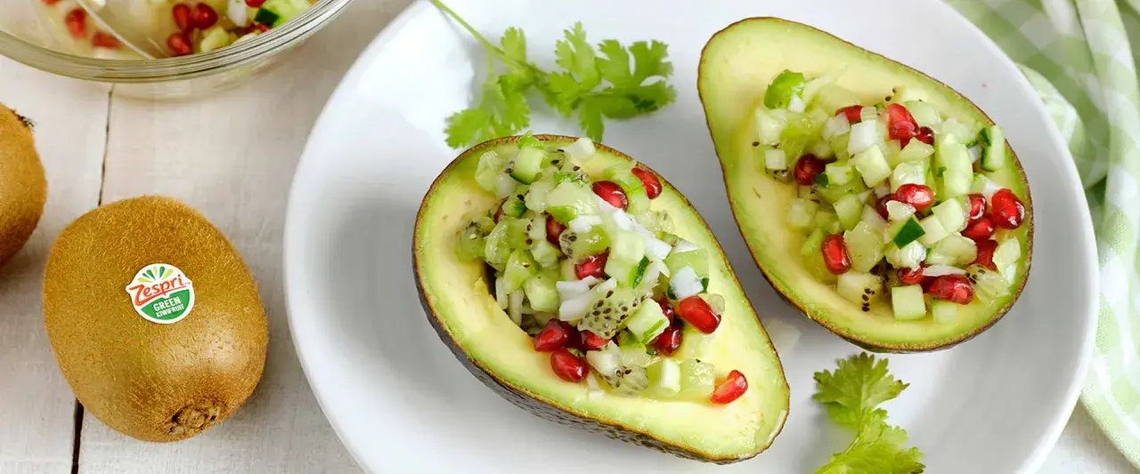 Avokadohalvor fyllda med kiwi, gurka och granatäpple. Ett fräscht och enkelt recept på avokado som passar perfekt som förrätt eller lätt lunch.