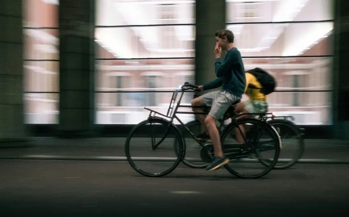 Czy motorowerem po ścieżce? Mandat i pułapki e-bike'ów!