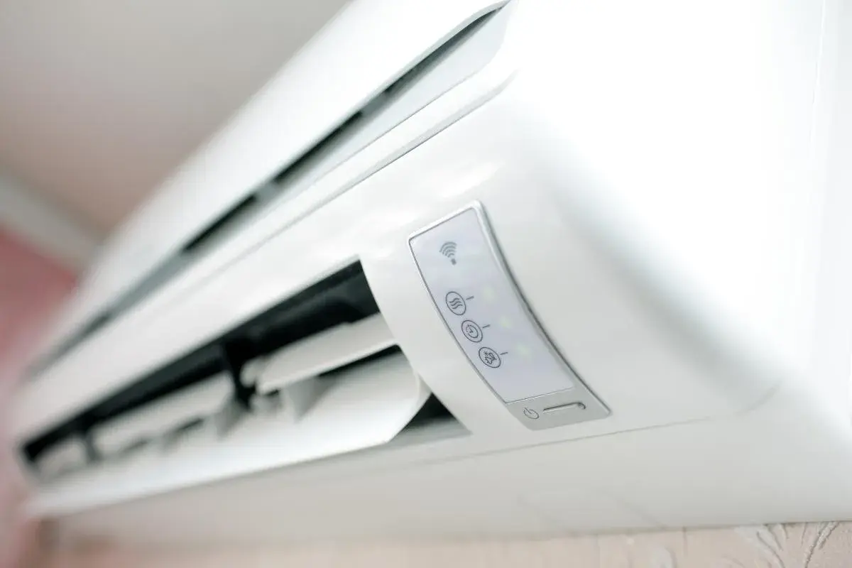 Un moderno aire acondicionado blanco con iconos de Wi-Fi y temperatura. El significado del aire acondicionado es confort y bienestar en el hogar.