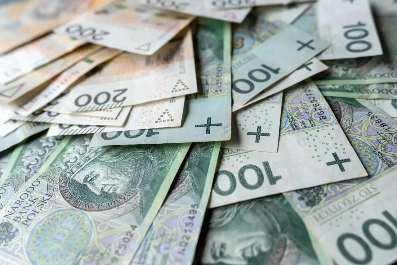 Złotówki na stole. Dlaczego budżet na 2026 rok zakłada rekordowy deficyt mimo wzrostu PKB?