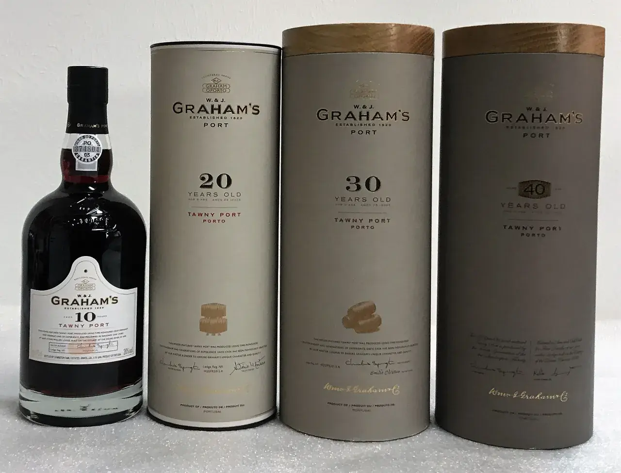 Eine Flasche und drei Röhren mit Graham's Portwein: 10, 20, 30 und 40 Jahre alt. Ein roter Portwein für besondere Anlässe.