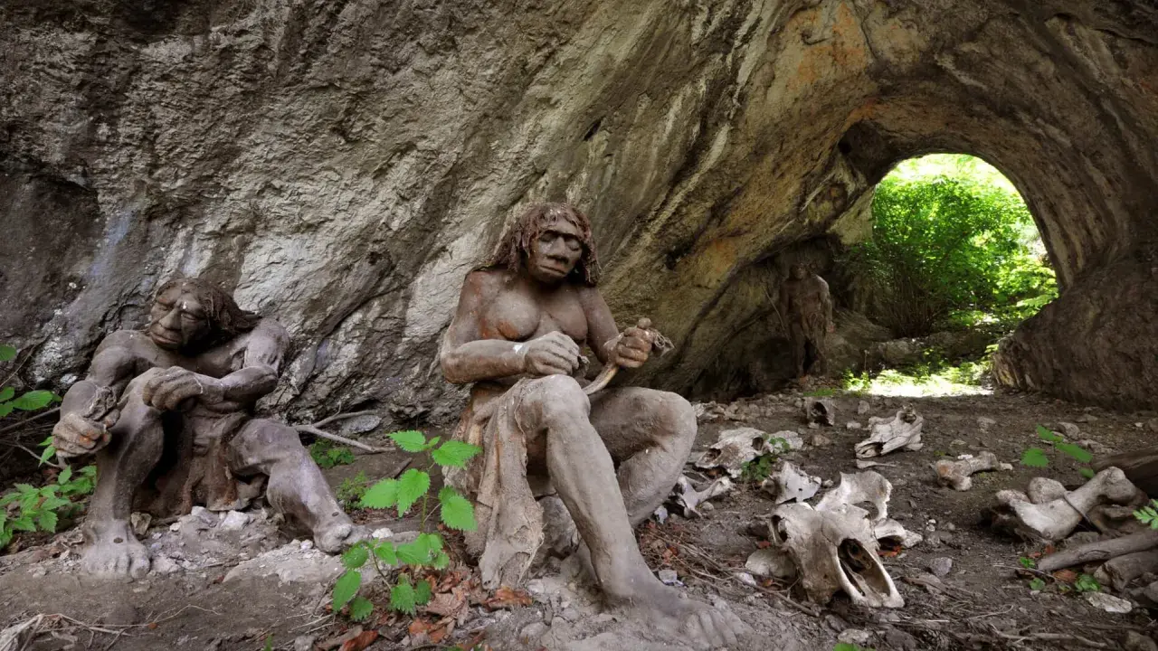 Figury neandertalczyków w jaskini, jakby żywcem wyjęte z historii Ojcowski Park Narodowy. Opinie o tym miejscu są zachwycające.