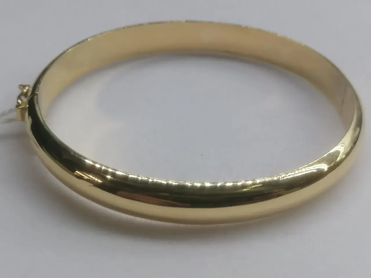 Pulsera media caña oro, un clásico elegante.