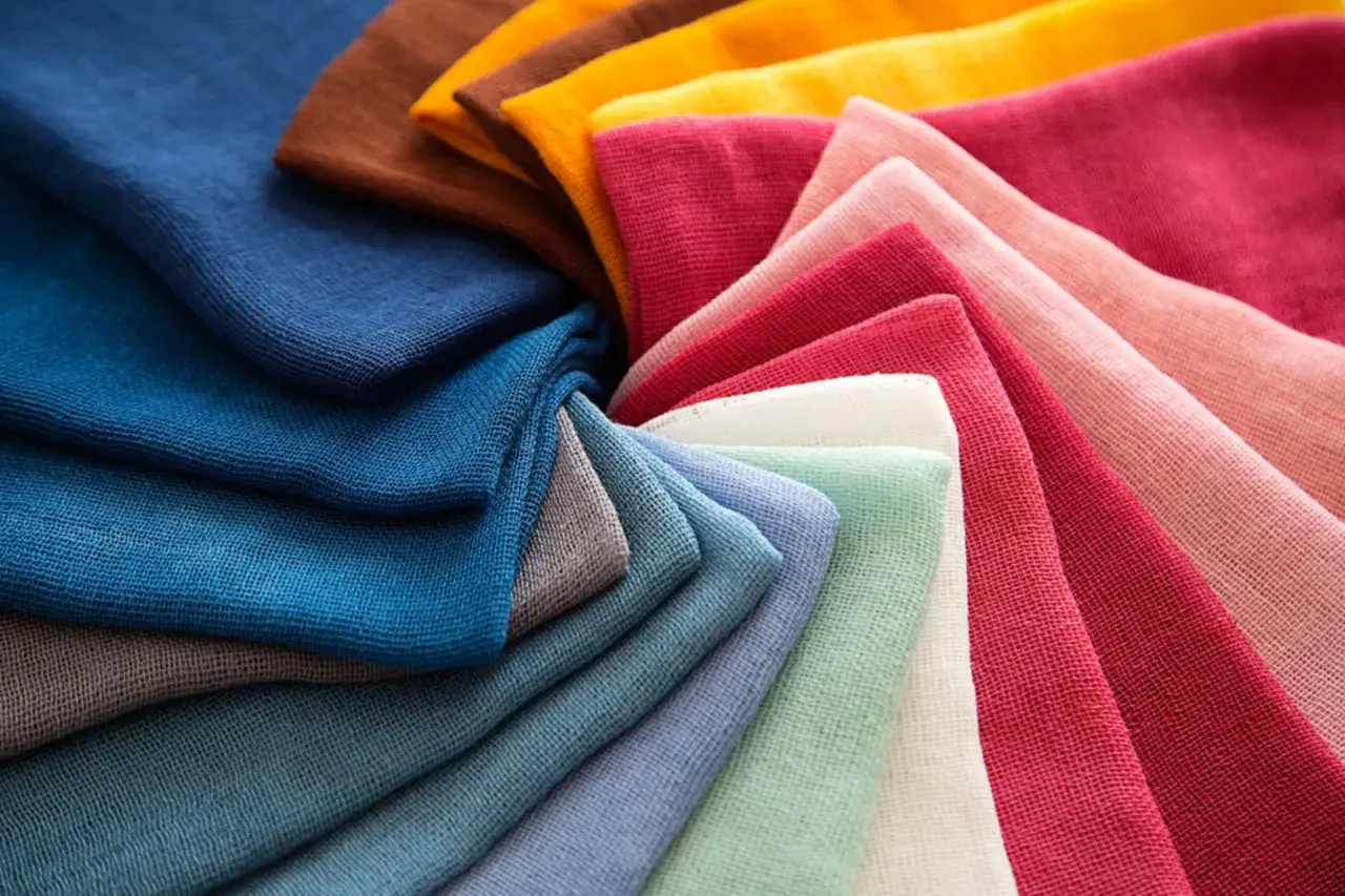 Bunte Stoffe, die aussehen, als wären sie mit Lebensmitteln gefärbt worden: Blau, Grün, Rosa, Rot, Gelb und Braun.