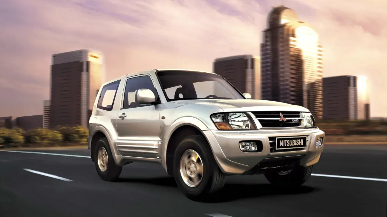 Silver Mitsubishi Montero 3.2 DID en movimiento, con edificios modernos de fondo. A pesar de su robustez, algunos propietarios han reportado problemas.