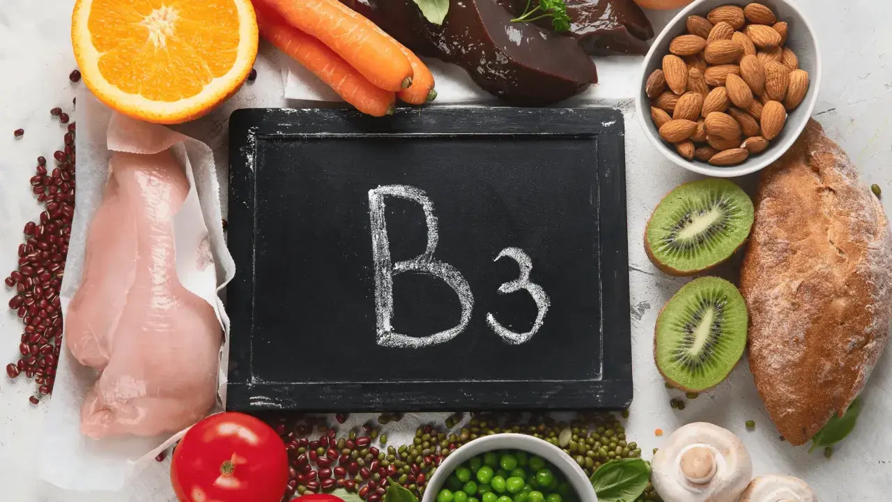 Niacin (B3) ist in Lebensmitteln wie Hühnchen, Leber, Erbsen, Orangen, Karotten, Tomaten, Mandeln und Brot enthalten.