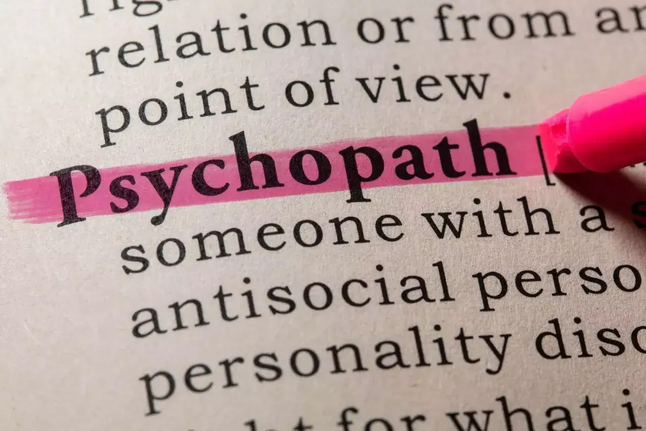 Podkreślone słowo "Psychopath" w słowniku. Czy to socjopata, czy psychopata? Definicja opisuje kogoś z antyspołecznym zaburzeniem osobowości.