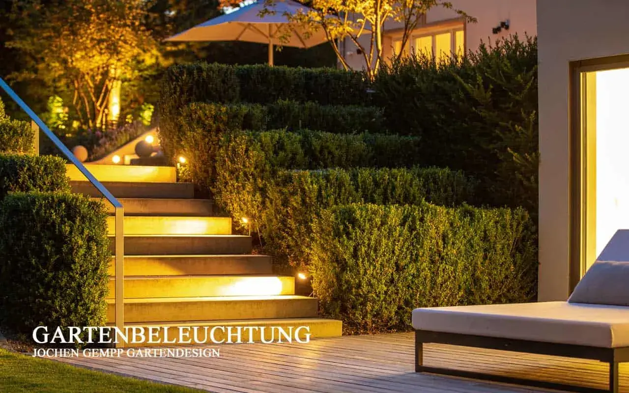 Stufen beleuchtet, Hecken akzentuiert. Tolle gartenbeleuchtung ideen für eine stimmungsvolle Nacht.