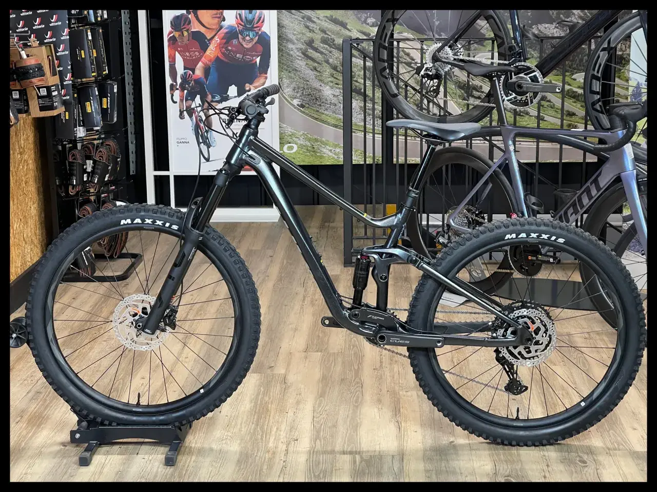 A dark grey Giant Stance 27.5 mountain bike with Maxxis tires is displayed. This model has 2 reviews.