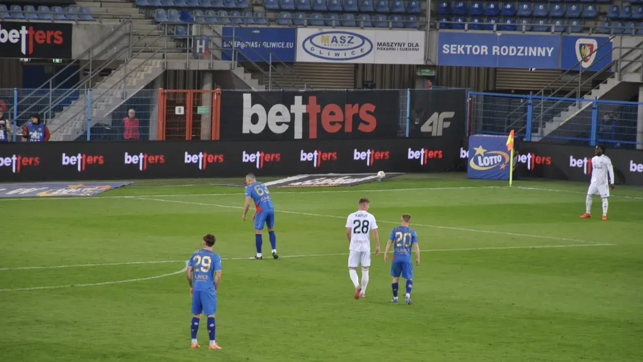 Piłkarze Piasta Gliwice i Radomiaka Radom na murawie. Mecz przebieg: Piast Gliwice – Radomiak Radom.