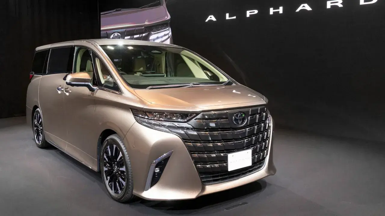 Elegancki, brązowy Toyota Alphard prezentuje się na czarnym tle.