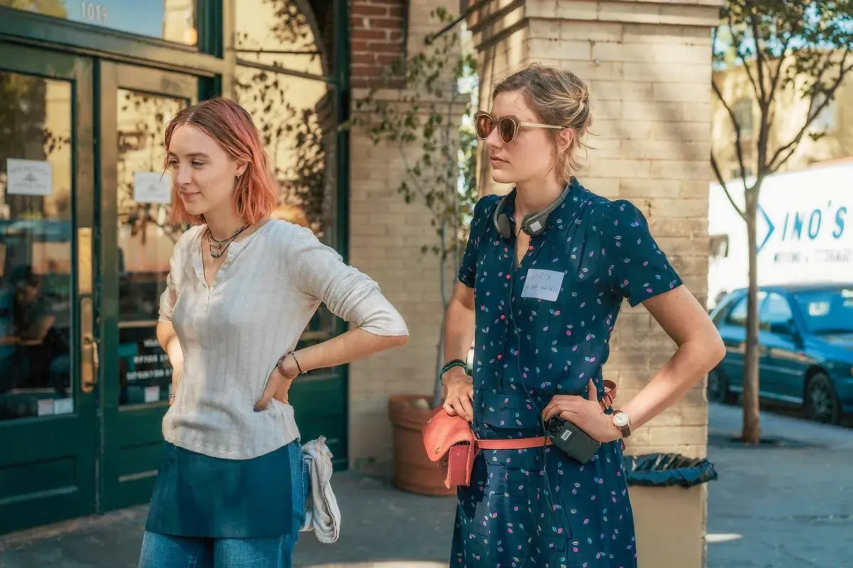 Dwie kobiety na planie filmowym. Jedna z nich, z różowymi włosami, to aktorka z jednego z filmów grety gerwig.