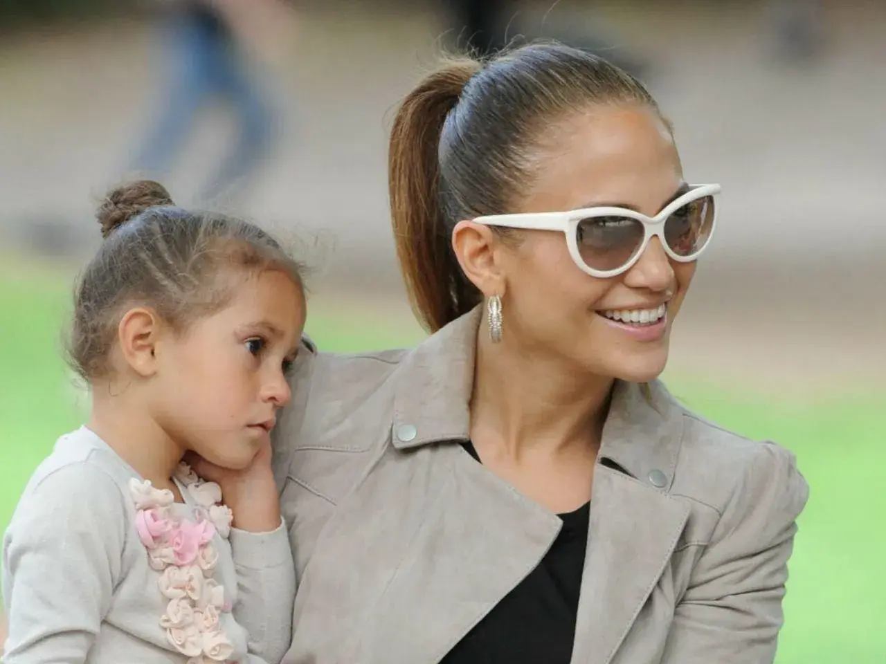 Jennifer Lopez z córką, Emme, cieszą się wspólnym czasem. Dzieci gwiazdy często towarzyszą jej w podróżach.
