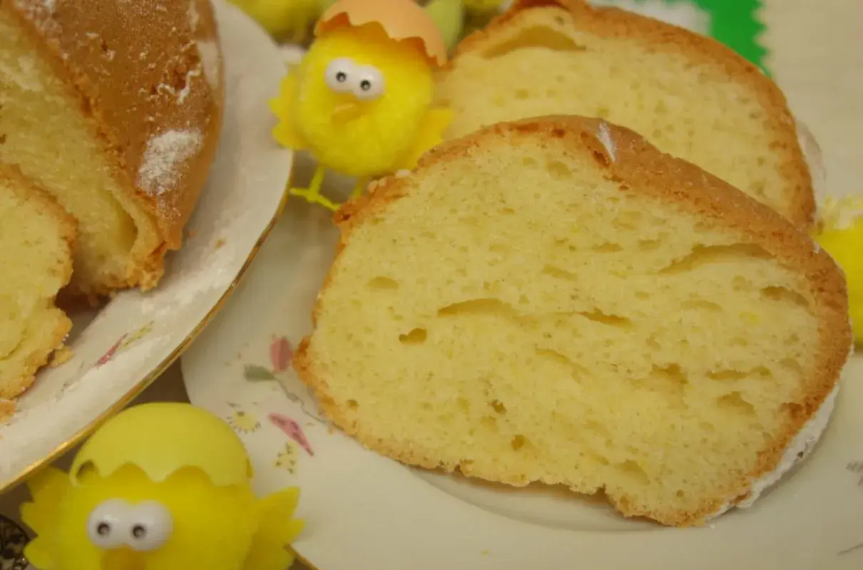 Puszysta babka z majonezem, sprawdzony przepis. Idealna na Wielkanoc, z kurczaczkami w tle.