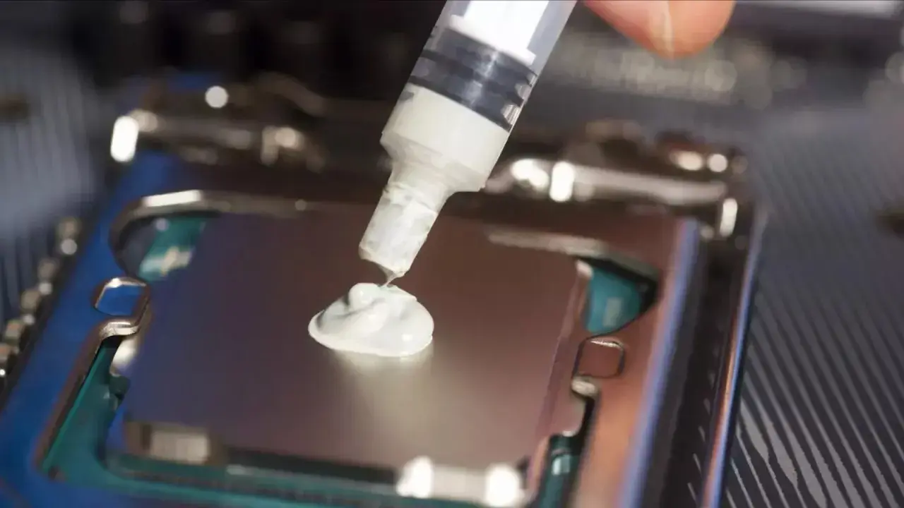 Aplicando la mejor pasta térmica a un procesador para optimizar la disipación de calor.