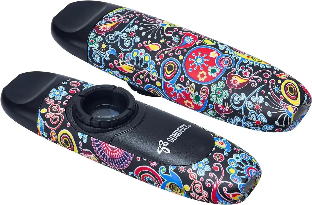Deux kazoo musique aux motifs psychédéliques colorés sur fond noir. L'un est légèrement au-dessus de l'autre.
