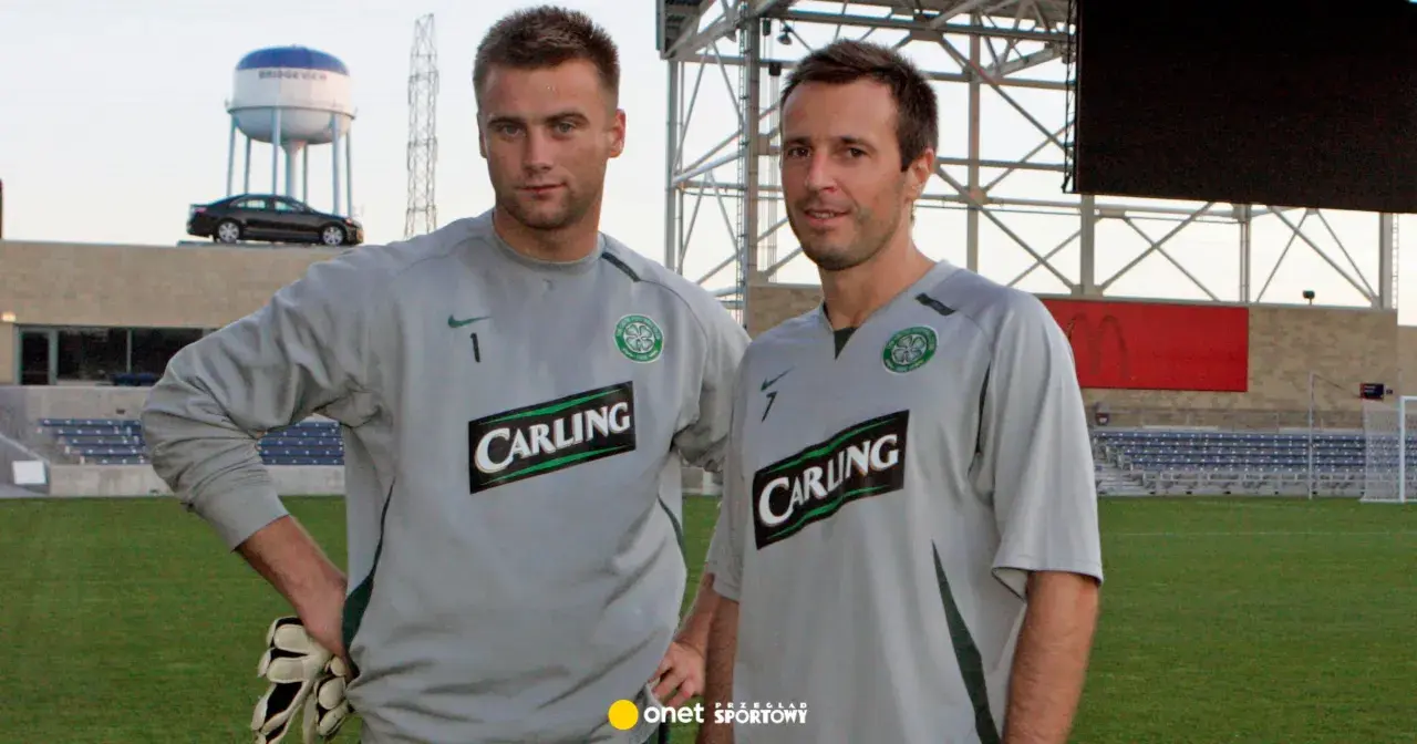 Dwóch piłkarzy klubu piłkarskiego z Glasgow w szarych strojach treningowych z herbem Celticu i logo Carling.