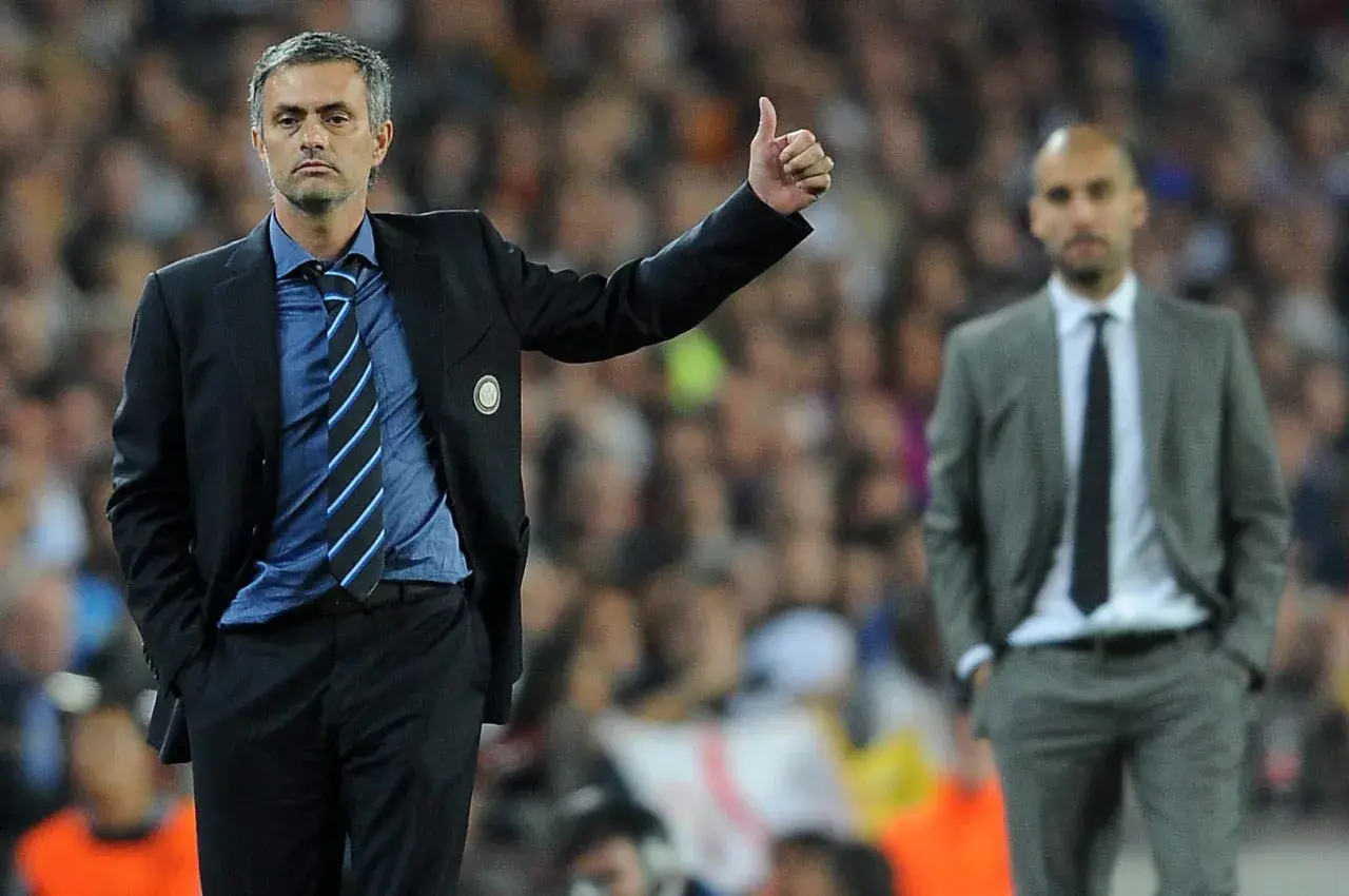 Mourinho z kciukiem w górze, symbolizujący jego słynne "catenaccio", obok Guardioli.