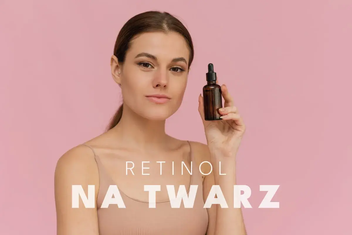 Kobieta prezentuje serum z retinoidami na twarz.