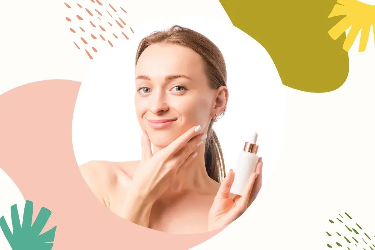 Uśmiechnięta kobieta z serum w dłoni, pokazująca gładką skórę. Kwas migdałowy efekty widoczne na twarzy.