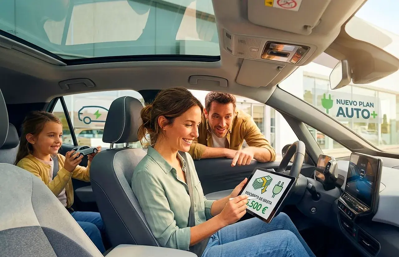 Familia planea sus próximos movimientos 4, revisando un descuento de 5.500€ en una tablet dentro de un coche eléctrico.