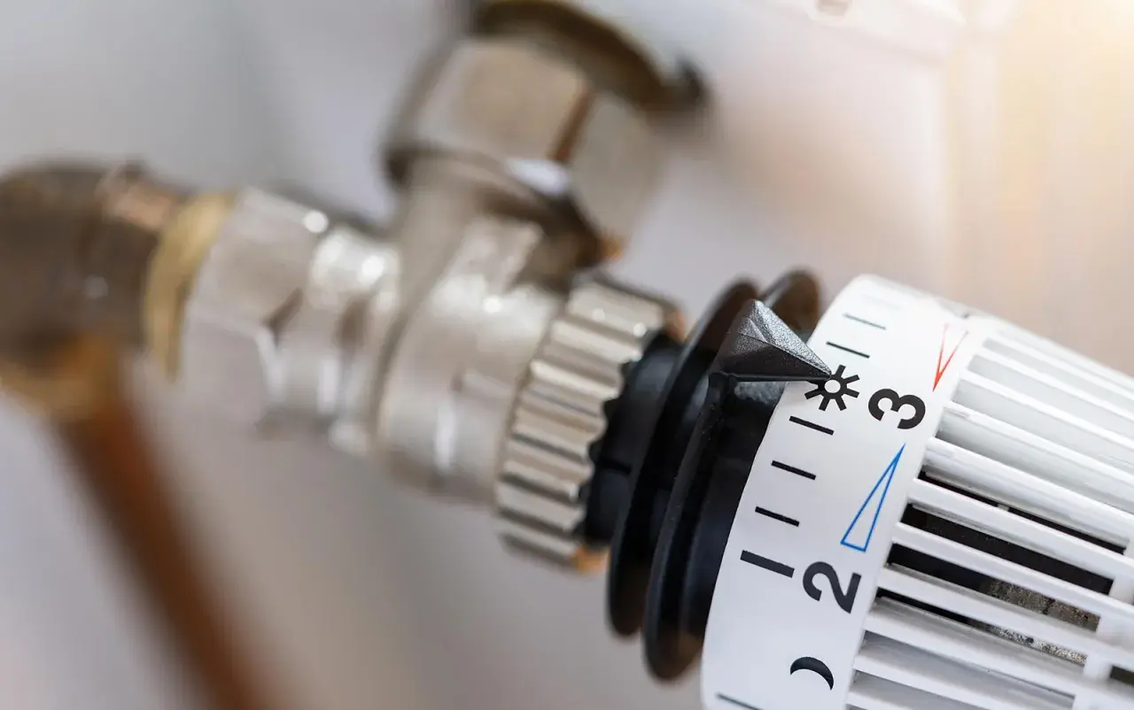 Nahaufnahme eines Thermostatventils. Ein hydraulischer Abgleich ist Pflicht für effizientes Heizen.