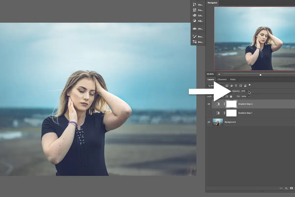 Eine Frau mit blonden Haaren, die ihre Hand an ihren Kopf legt. Photoshop-Ebenen zeigen die Anwendung einer Gradient Map mit 20% Deckkraft.