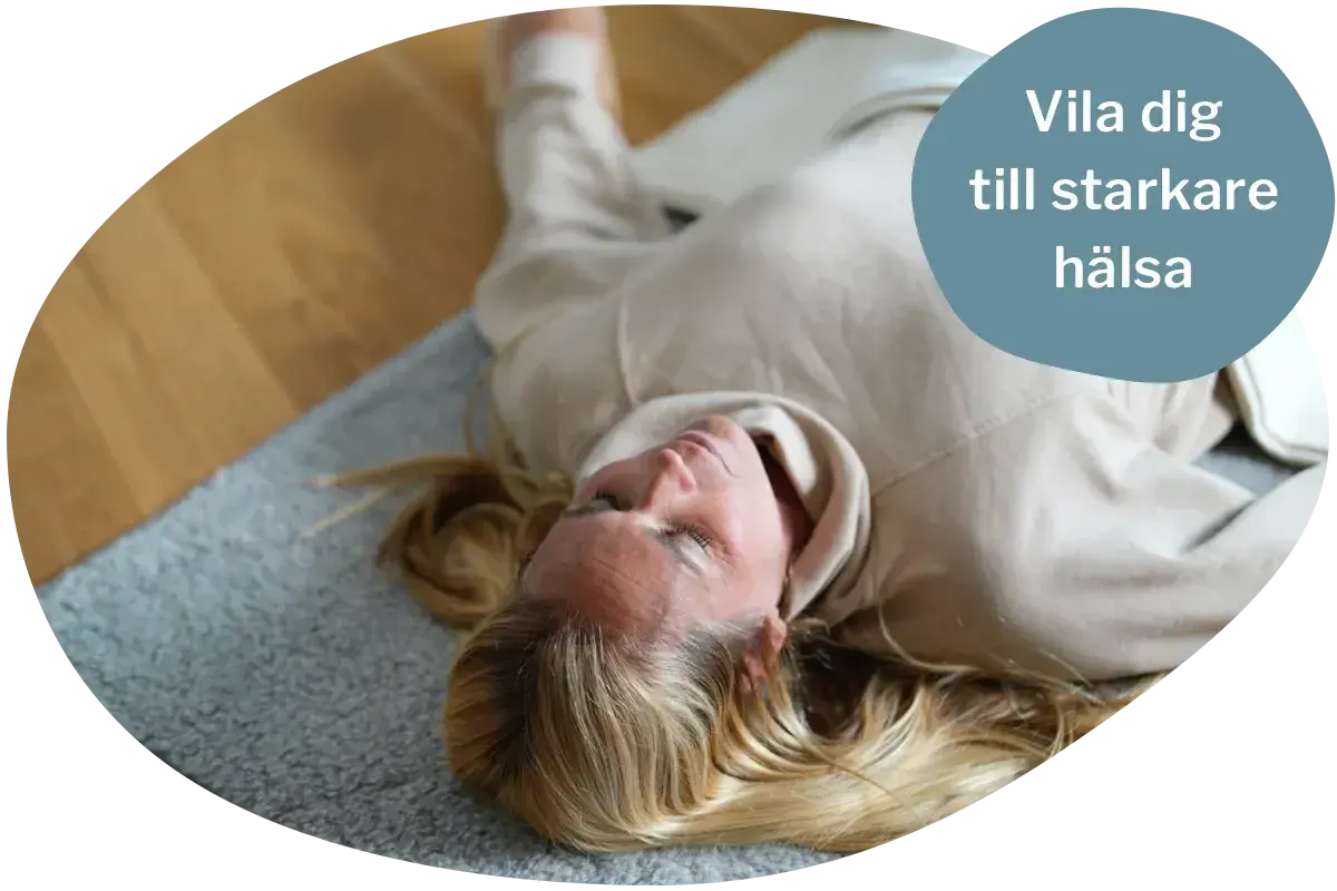 Kvinna vilar på en matta, kanske känner sig trött och har svårt att komma igång med saker. Texten "Vila dig till starkare hälsa" uppmuntrar till återhämtning.