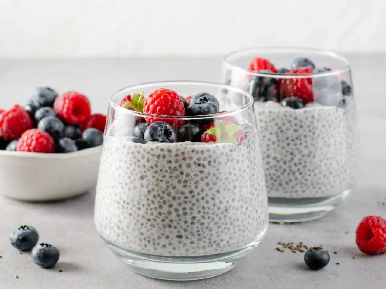 Pudding chia z malinami i borówkami to pyszny i zdrowy przepis na coś słodkiego. Idealny na śniadanie lub deser.
