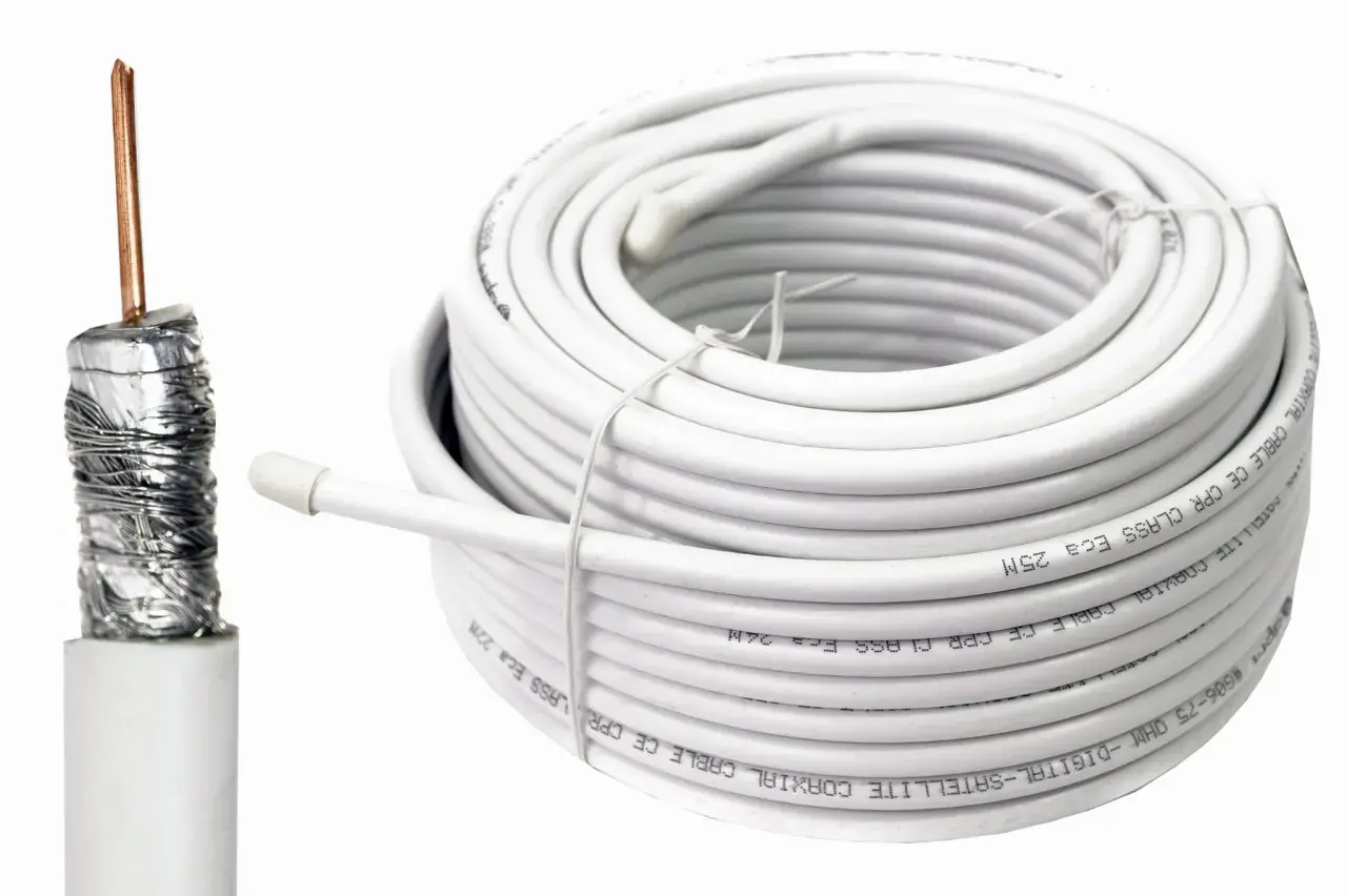 Zwijany biały kabel koncentryczny do anteny satelitarnej, z widocznym przekrojem pokazującym miedziany przewód i ekranowanie. Idealny do instalacji cyfrowych.