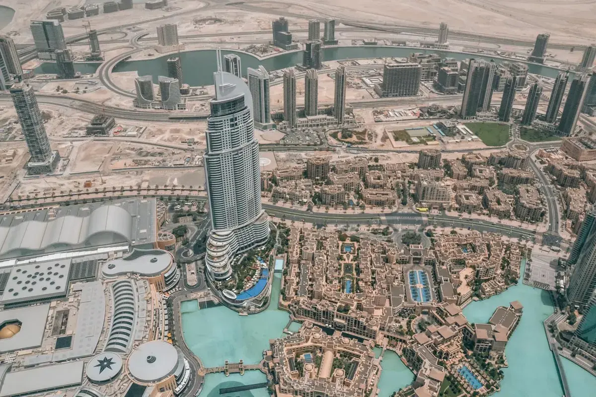 Luftaufnahme von Dubai: Ein kurzer **stop over** in der Stadt der Superlative mit dem Burj Khalifa und dem Dubai Mall.