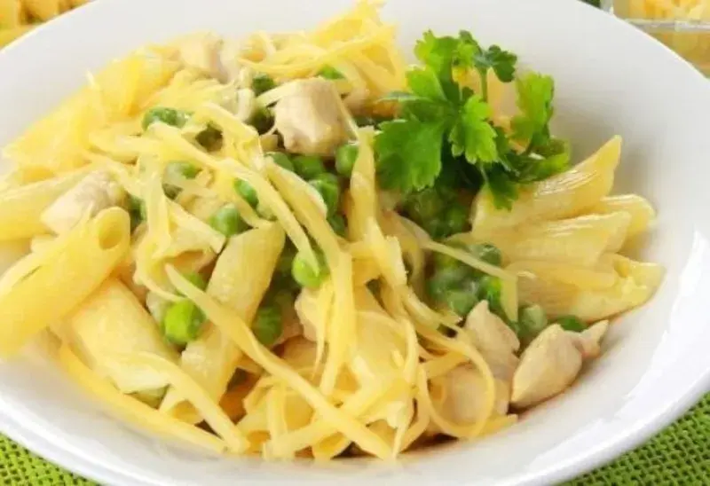 Szybki przepis na makaron penne z kurczakiem, który zachwyci smakami