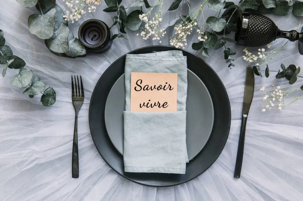 Eleganckie nakrycie stołu z kartką "Savoir vivre" – idealne na zaproszenia na ślub.