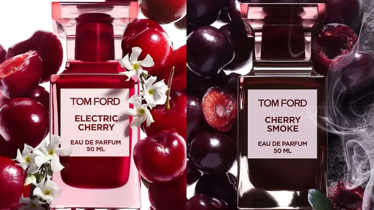 Dwa flakony perfum Tom Ford: Electric Cherry z białymi kwiatami i świeżymi wiśniami, oraz Cherry Smoke z dymem i ciemnymi wiśniami.