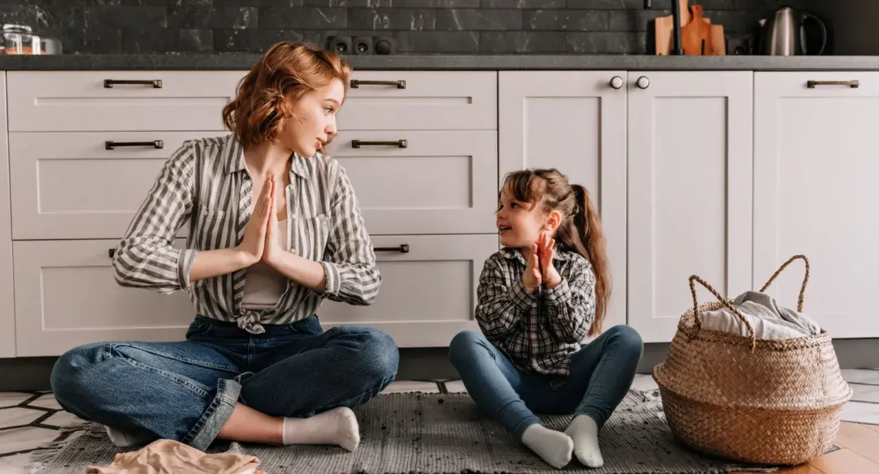 Mama i córka ćwiczą uważność w kuchni. To piękny przykład, jak parenting może być wspólną podróżą.