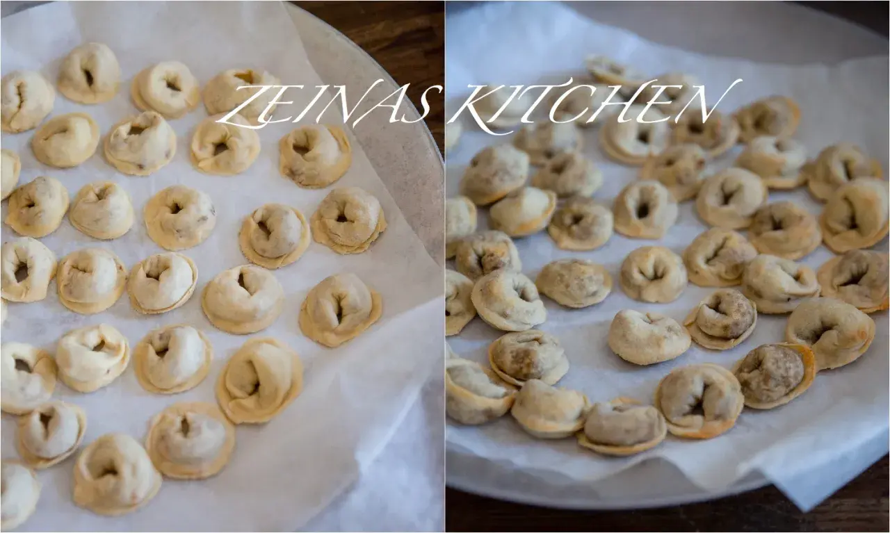 Närbild på shish barak, små dumplings som väntar på att tillagas.