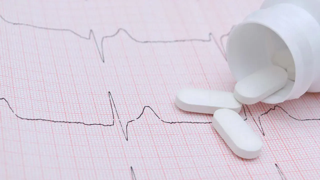 Vita tabletter, som kan vara betablockerare mot ångest, ligger utspridda på ett EKG-papper.