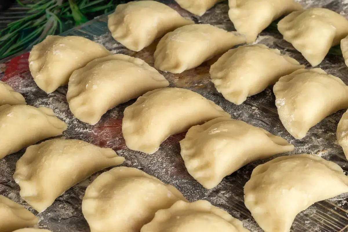 Gotowe do lepienia pierogi, idealne na obiad. Dowiedz się, jak zrobić ciasto na pierogi, by były pyszne!